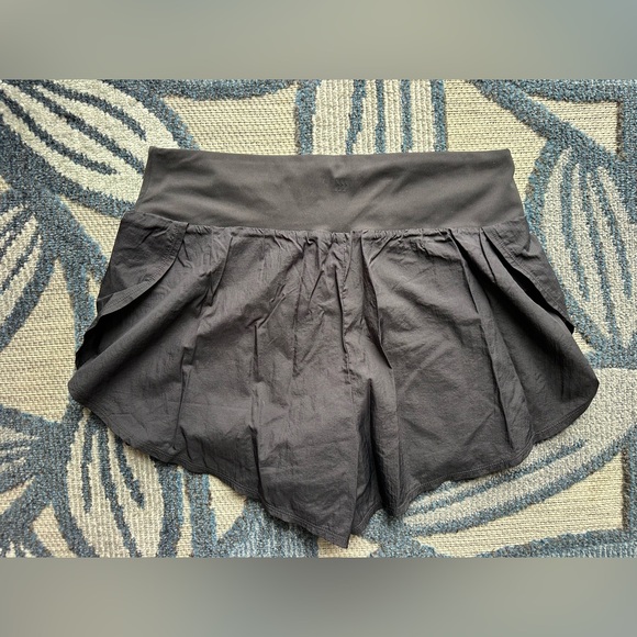 all in motion women’s active light high-rise black flutter run shorts - Picture 3 of 7